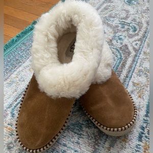 UGG Women’s Wrin Slippers Size 8